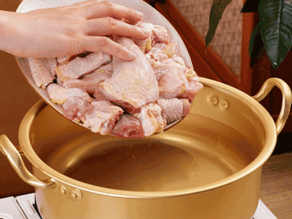 雞肉冷水下鍋，加蔥姜焯水