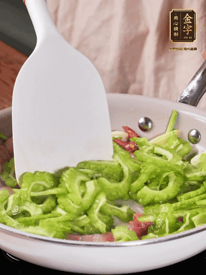 熱油，火腿、蔥姜、干辣椒煸香，再下苦瓜翻炒