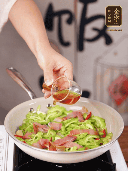 淋一圈料酒，少許糖調(diào)味