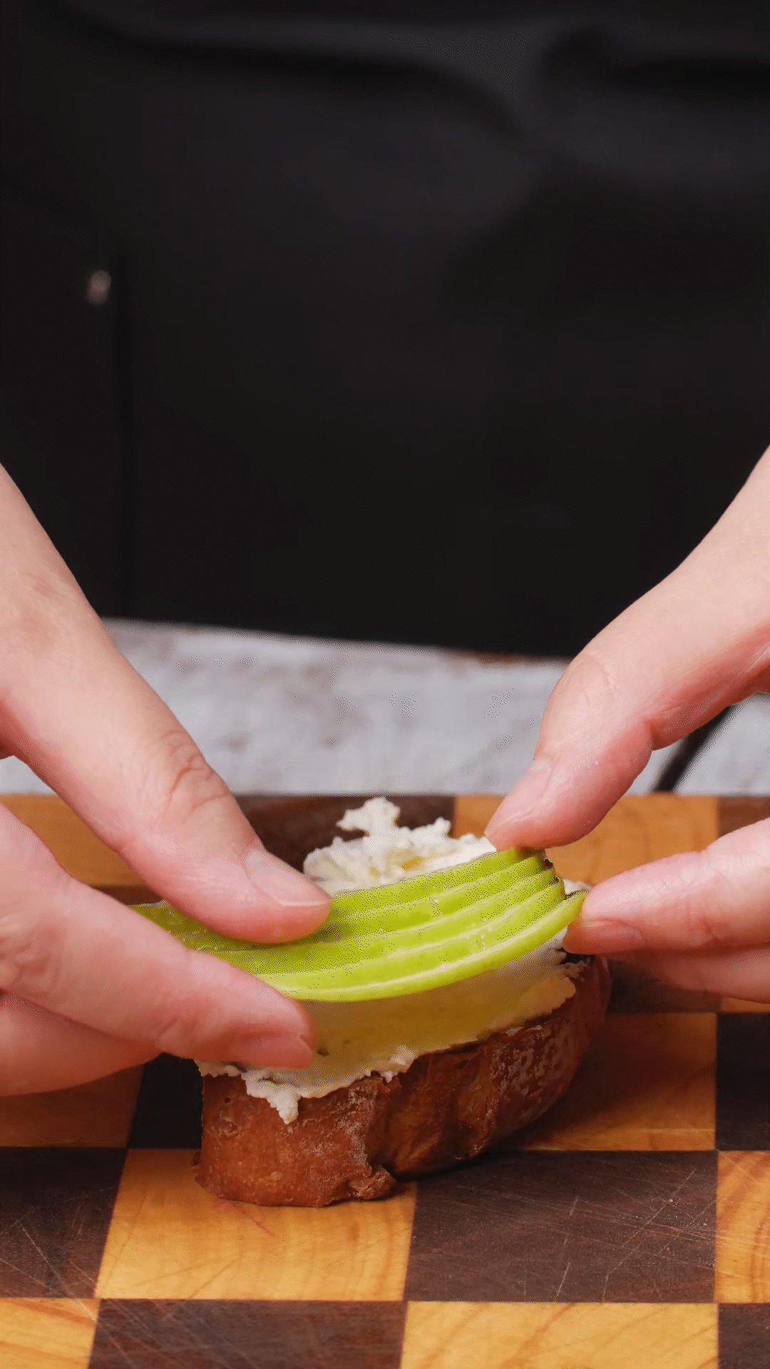 歐包抹上奶酪依次放上：蘋果、梨、藍(lán)莓
