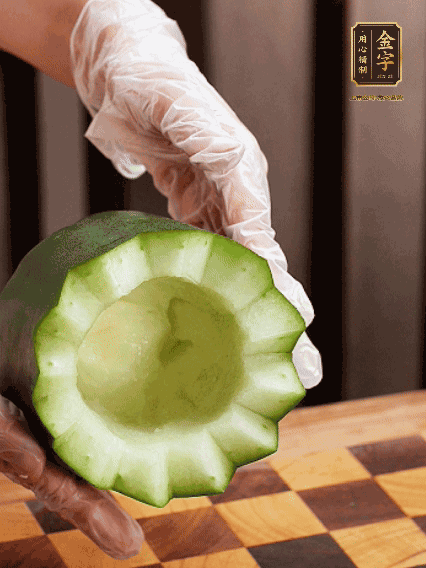 將小冬瓜洗凈，頂端切開去瓜瓤，改刀切口呈鋸齒狀