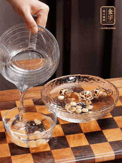 將雞肉、鮑魚、蝦仁焯水，冬菇、蓮子、干貝泡發(fā)