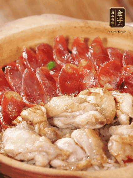 蓋蓋小火燜，沿鍋邊淋一圈油，轉(zhuǎn)動砂鍋燜4分鐘