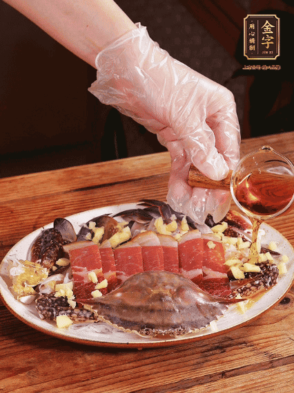 冷水上鍋蒸12分鐘（具體看蟹的大?。?，最后撒上蔥絲、澆上熱油即可