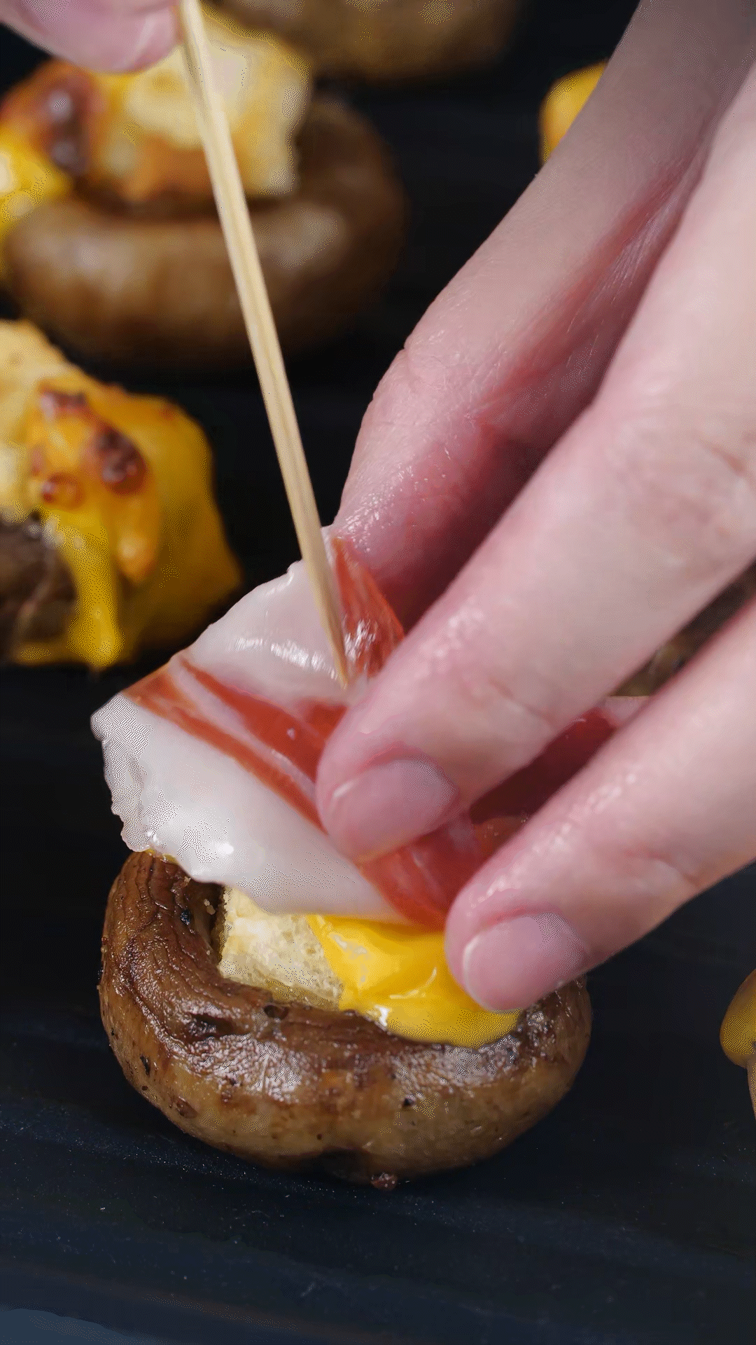 將火腿卷一卷，放在最頂部，插上竹簽