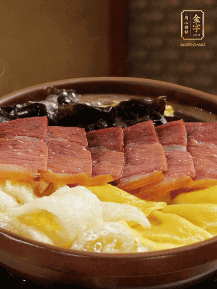 最后胡椒粉調(diào)味，撒小蔥花點(diǎn)綴