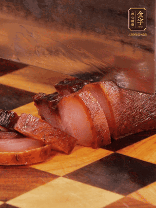 金字醬肉，煮熟切條；蓮藕去皮，切成條狀，焯水2分鐘