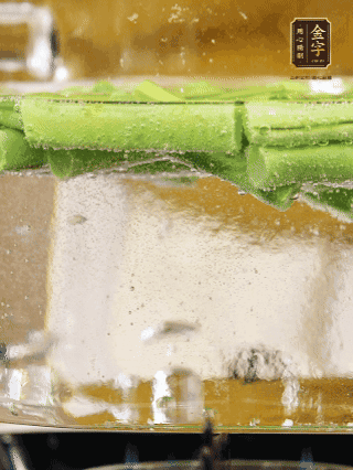 豆角切成段，加油焯水1分鐘