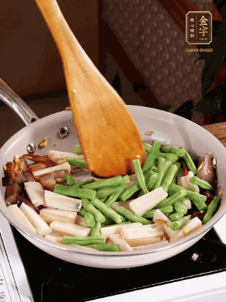 加少許生抽、蠔油、料酒、雞精調(diào)味，少許清水燜2分鐘，炒至豆角皺皮即可