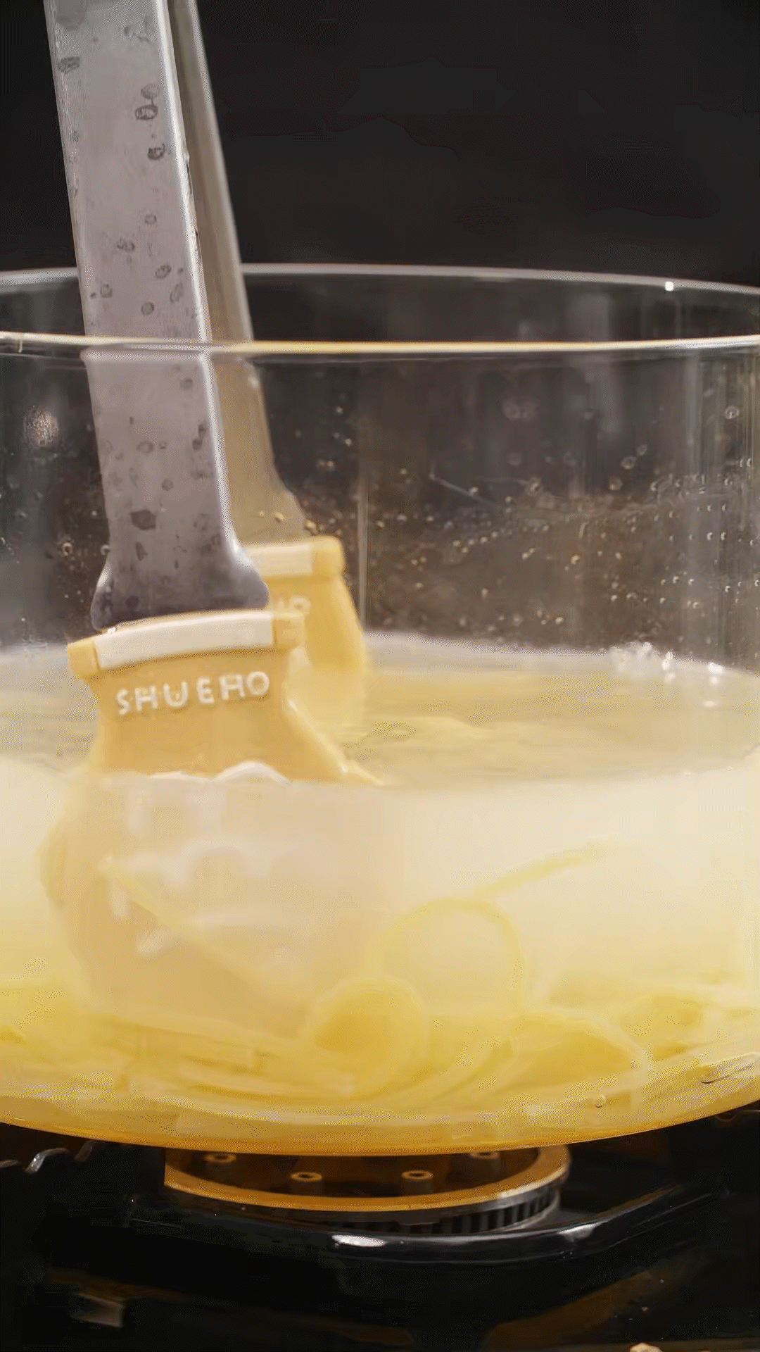 將意面煮熟，到自己喜歡的熟度。撈出過(guò)冷水，瀝干
