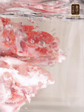 豬骨冷水下鍋，加蔥姜、料酒焯水4分鐘。