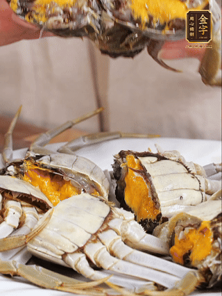 大閘蟹處理干凈，一切兩半。